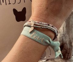 Tyrkysová mašlička se zlatým nápisem Love