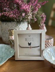 Hnědý náramek s křížkem