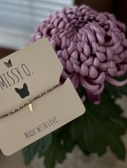 Světle hnědý třpytivý náramek s pírkem