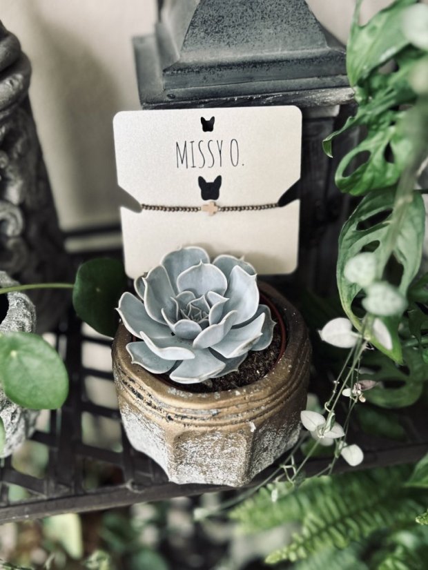 Hnědý náramek s křížkem