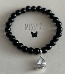Lesklý onyx se stříbrnou plachetnicí