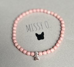 Béžovo-oranžový korálkový náramek s panáčkem