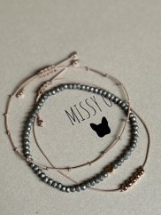 Šňůrkový náramek s rose gold kuličkami