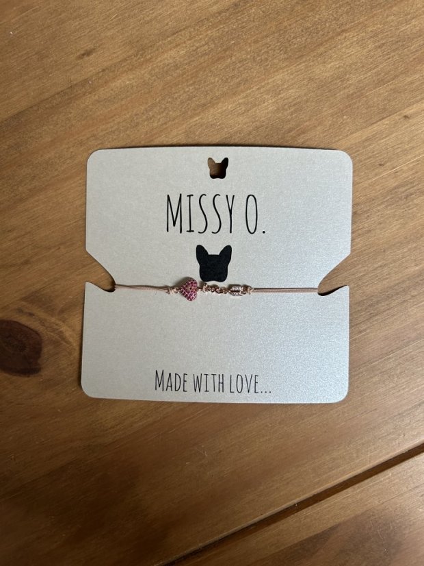 Šňůrkový náramek s růžovým srdíčkem a nápisem love