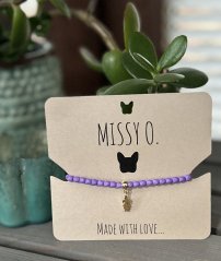 Fialový korálkový náramek s holčičkou 4mm