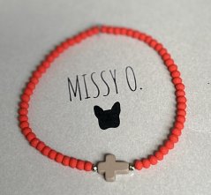 Červený náramek s křížkem