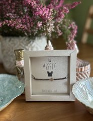 Hnědý náramek s křížkem