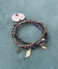 Světle hnědý třpytivý náramek s pírkem