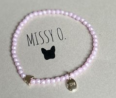 Drobný světle růžový korálkový náramek s motýlkem a přívěškem Love