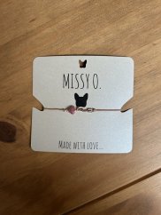 Šňůrkový náramek s růžovým srdíčkem a nápisem love